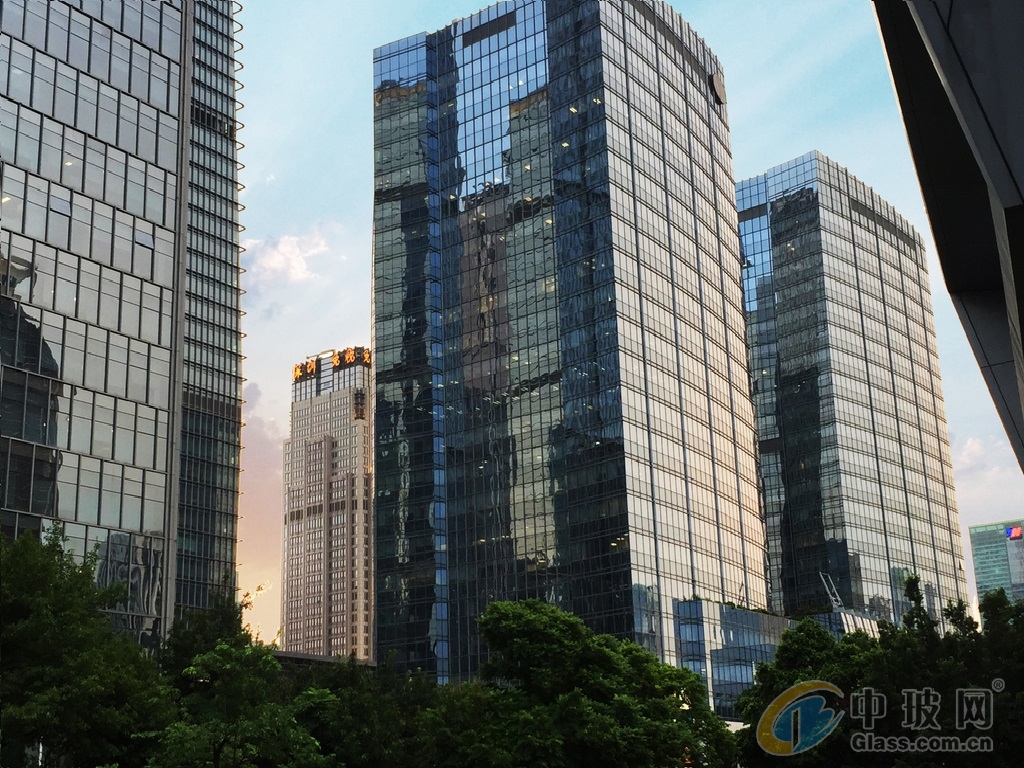 重庆楠幕建筑工程 专注外墙玻璃设计与施工，打造安全美观的建筑幕墙